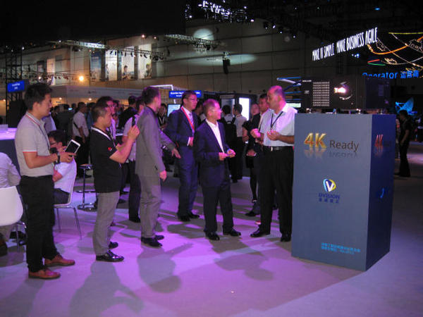 迪威視訊4K純激光工程投影機(jī)亮相華為云計(jì)算大會